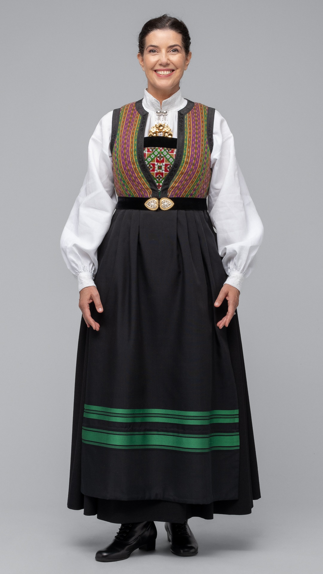 Bilde av Rekonstruert kvinnebunad fra Sotra, 1850