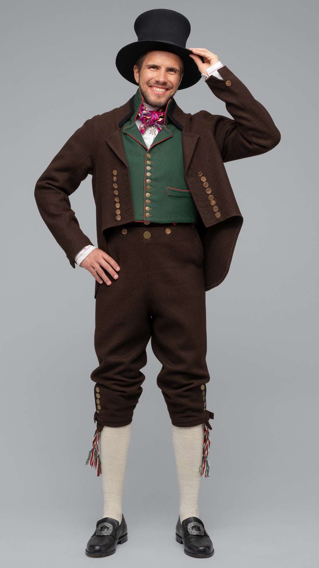 Bilde av Brun mannsbunad fra Sunnmøre