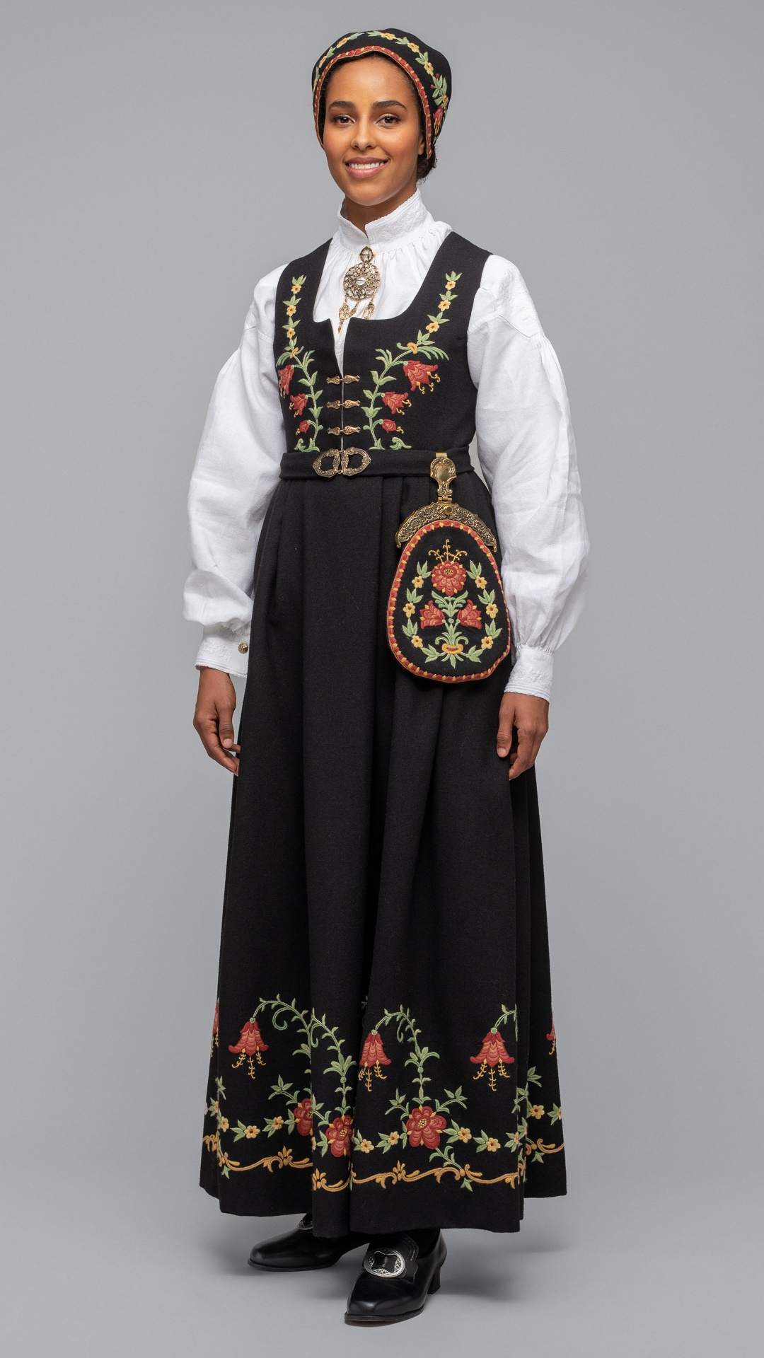 Bilde av Østfoldbunaden Løkendrakten