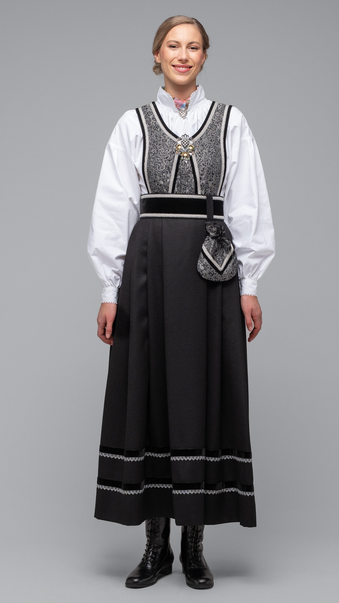 Bilde av Alexandra grå med sort skjørt