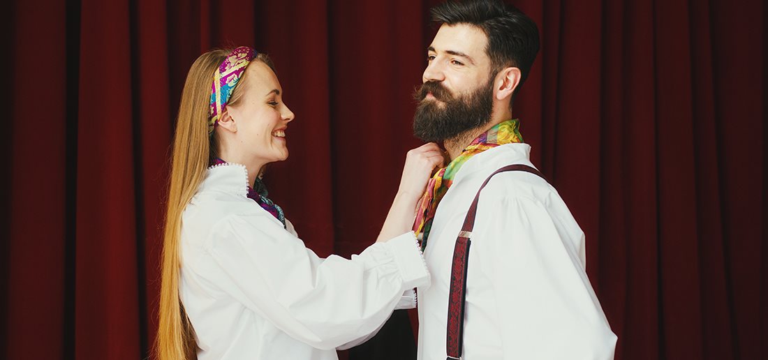 Jente knyter skjerf på mann