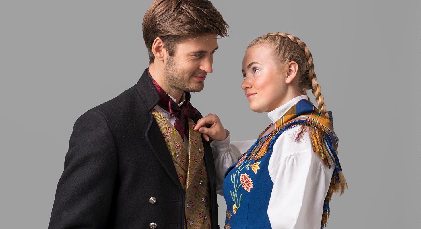 Jente og gutt i Nordlandsbunad