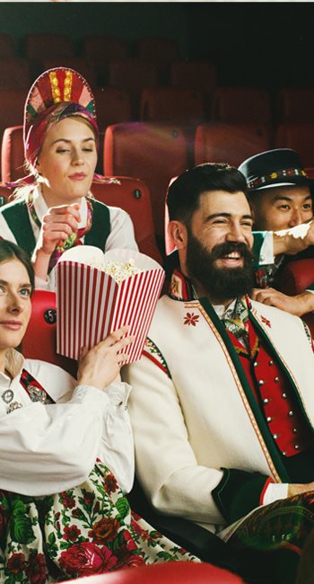 gjeng i kinosal med bunad