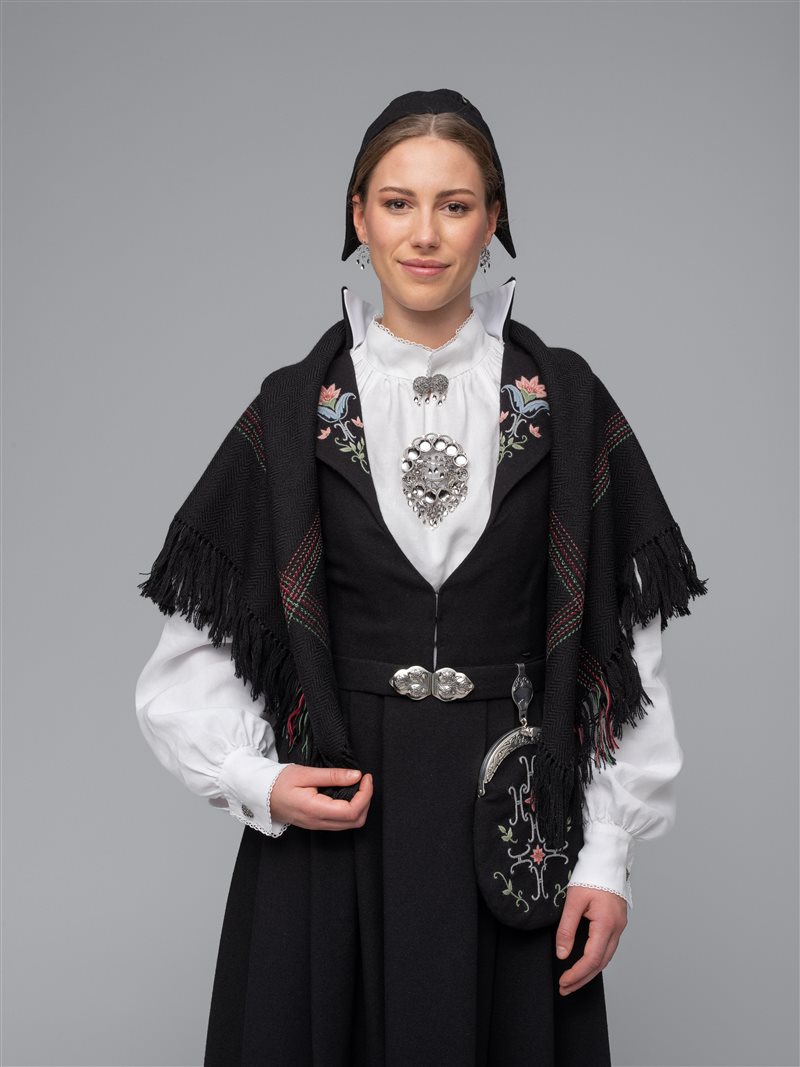 Bilde av Hønefossbunaden med vevd sjal fra Ringerike