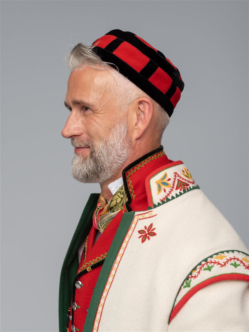 Bilde av Lue og krage på Kvittrøyebunad fra Hallingdal