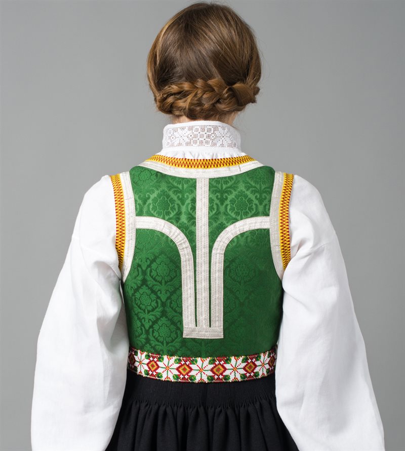 Bilde av Rygg på Os kvinnebunad