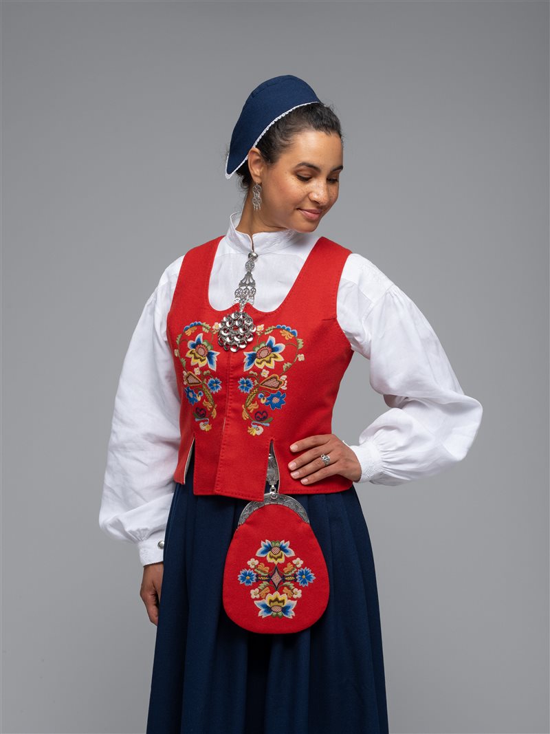 Bilde av Bolsøybunad fra Romsdal rød