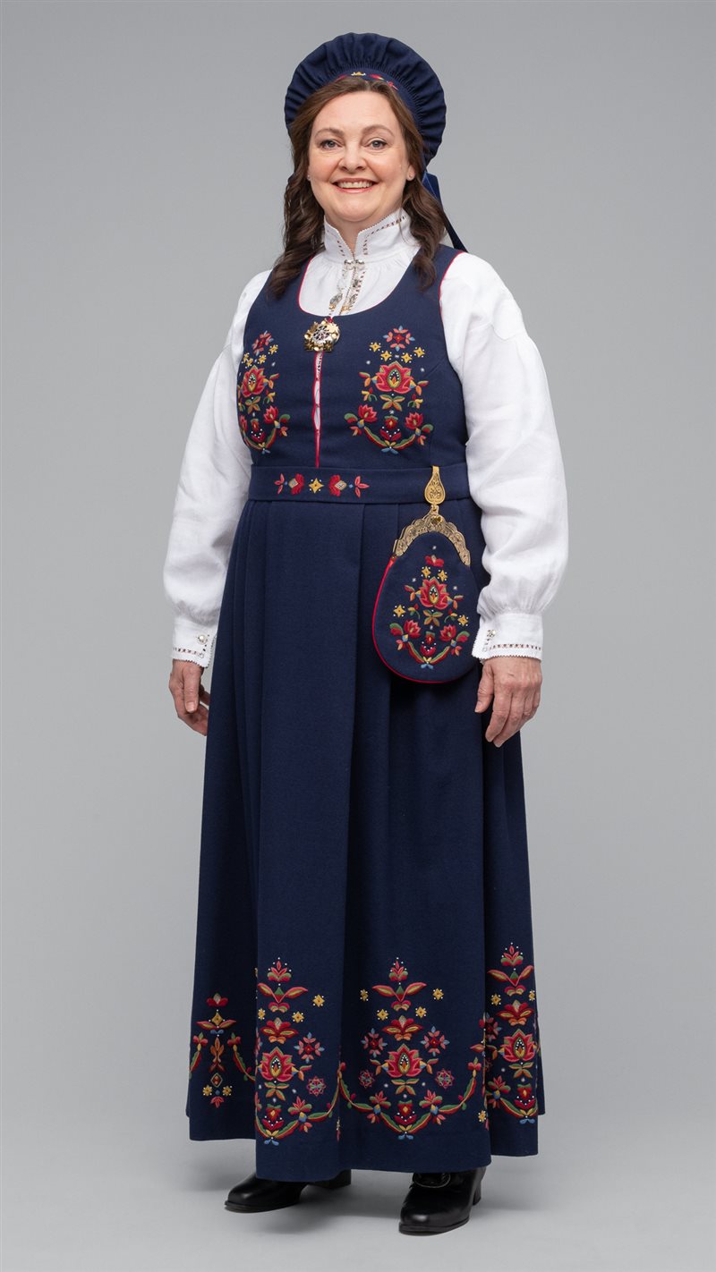 Bilde av Ørstabunad med lue