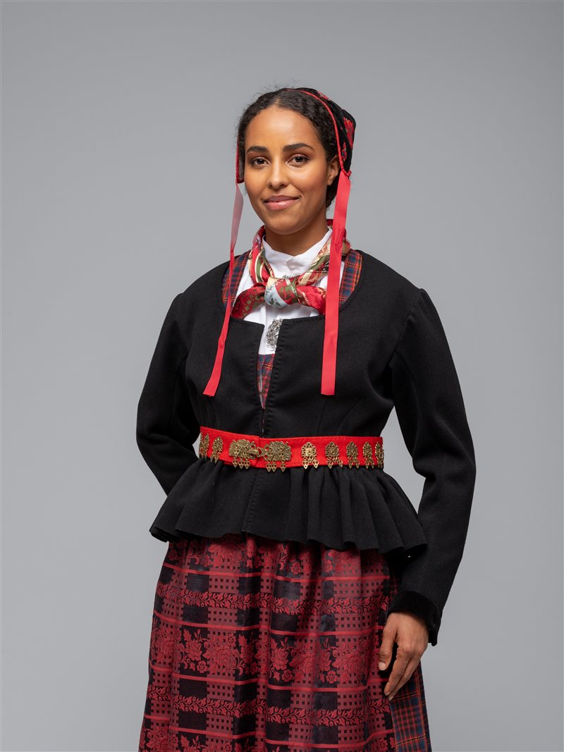 Bilde av Rutastakk fra Valdres med trøye, lue og sølvbelte