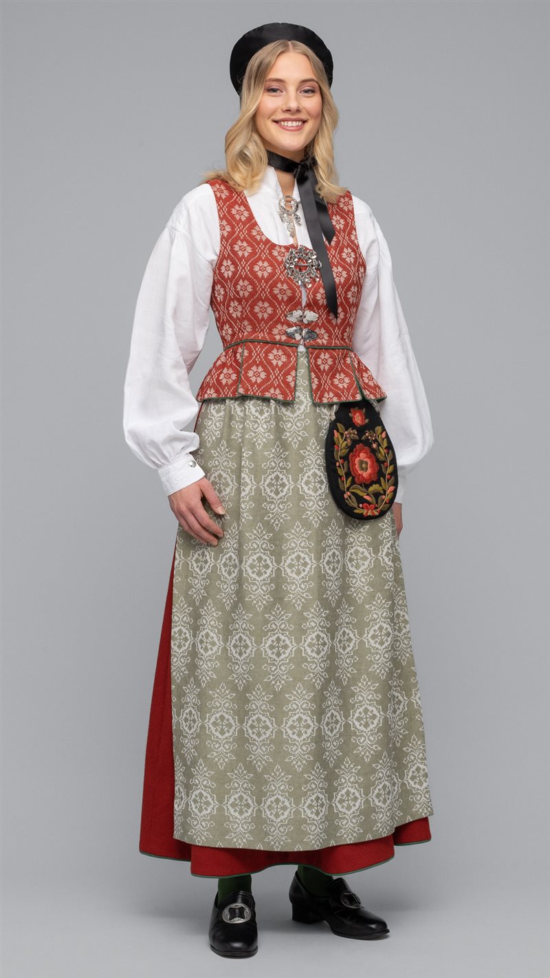 Bilde av 360 rød Trønderbunad