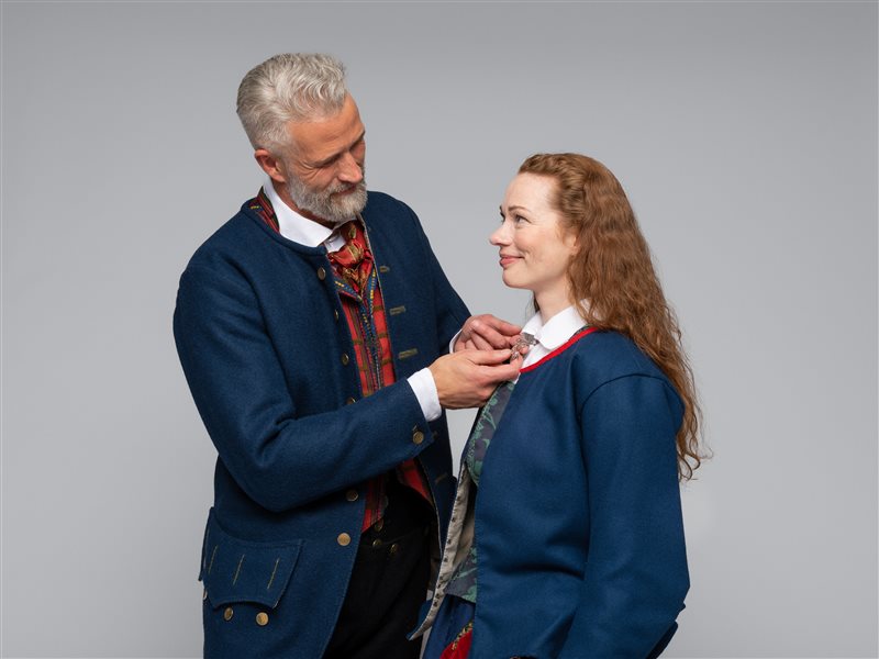 Bilde av Rekonstruert dame- og herrebunad fra 1790 Oppdal