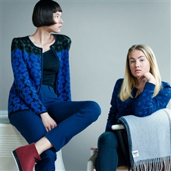 Bilde av Mellomlang jakke, julerose, ull/silke