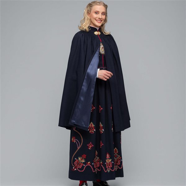 Ferdig Sunnmøre Cape med Hjertespenne m/rød stein