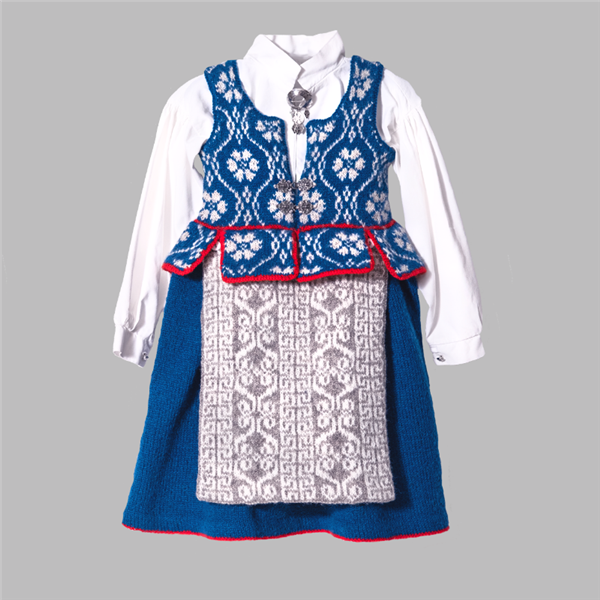 Strikkepakke bunad fra Trøndelag til jente